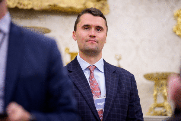 Postagens sobre morte de Charlie Kirk geram demissões nos EUA e Brasil