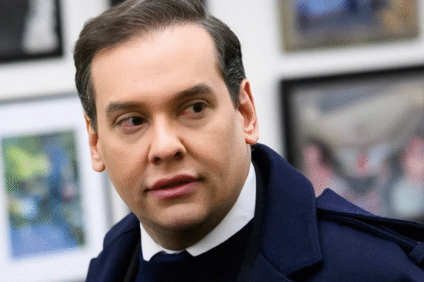 Ex-congressista George Santos deixa a prisão após decisão de Trump