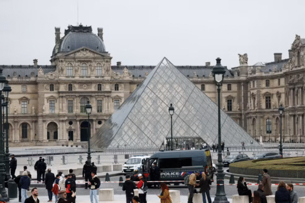 Museu do Louvre, em Paris, tem joias roubadas em assalto inédito e fica fechado