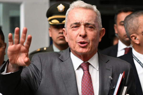 Justiça da Colômbia revoga condenação de ex-presidente Uribe por suborno e fraude processual
