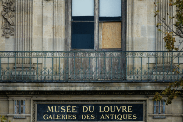 Valor das joias roubadas no Louvre foi estimado em mais de R$ 550 milhões