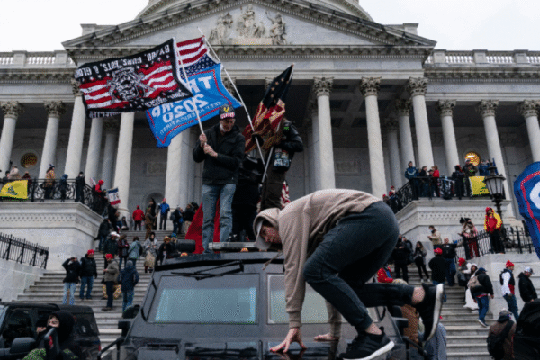 Homem indultado por invasão ao Capitólio é preso por ameaçar legislador de morte