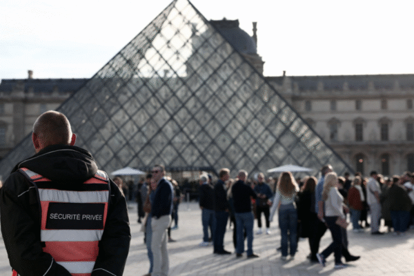 Louvre reabre as portas três dias após roubo de joias