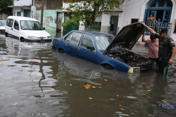 Temporal provoca alagamentos e deixa milhares sem luz em Buenos Aires
