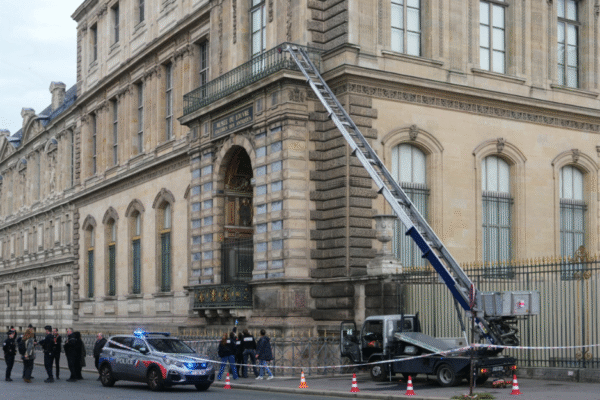 Dois suspeitos são presos por roubo de joias no Louvre