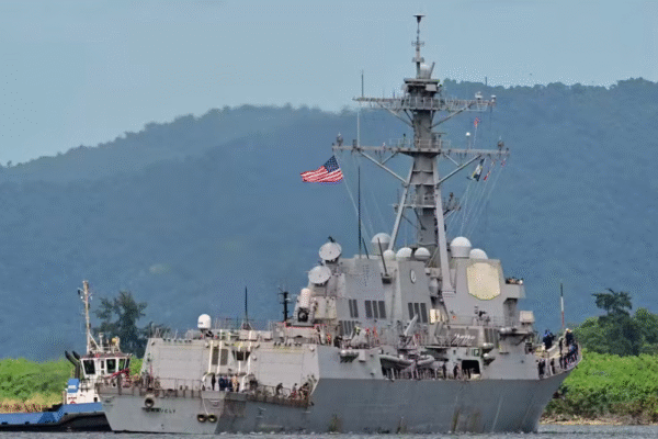 Navio de guerra dos EUA chega a Trinidad e Tobago, em frente à Venezuela