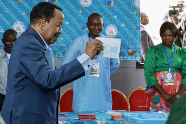 Aos 92 anos, Paul Biya é eleito presidente de Camarões pela oitava vez; oposição vê fraude