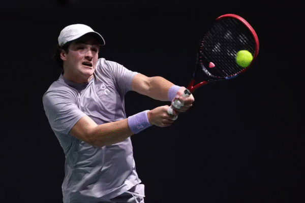 João Fonseca vence Shapovalov de virada na estreia e avança no Masters 1.000 de Paris