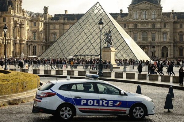 Senadores franceses criticam segurança do Louvre e exigem melhorias após roubo de joias