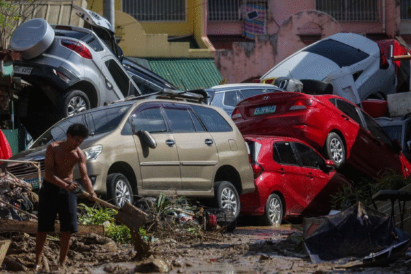 “Devastação e Dor: Tufão Kalmaegi deixa mais de 140 mortos nas Filipinas”