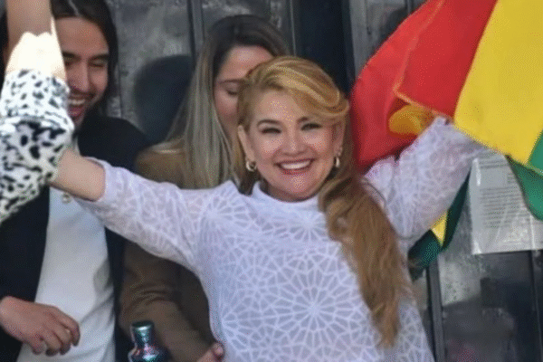 Ex-presidente da Bolívia, Jeanine Áñez, é libertada da prisão em La Paz