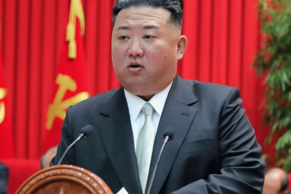 Coreia do Norte realiza teste com míssil balístico no mar do Japão, aumentando tensões regionais