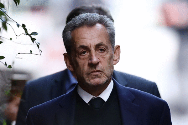 França: Ex-presidente Nicolas Sarkozy deixa prisão após 20 dias; fala sobre dureza da experiência