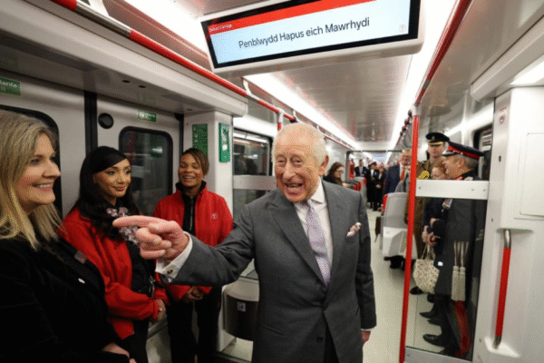 Rei Charles III completa 77 anos enfrentando câncer e mantendo agenda intensa