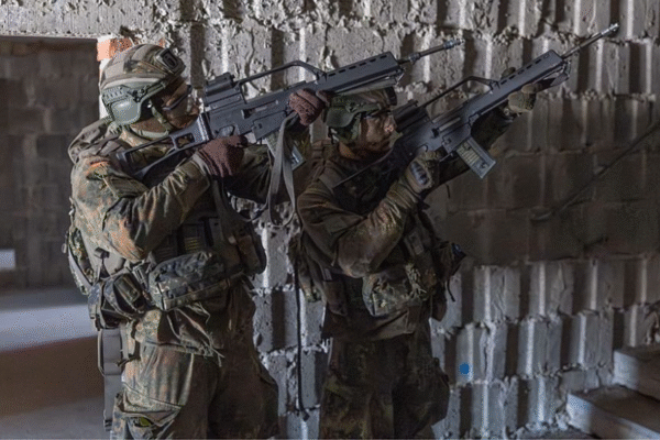 Exército Alemão realiza exercício de guerra urbana com atiradores de elite no metrô de Berlim