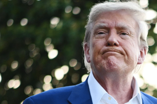 Aprovação de Trump atinge nova mínima de 38% em meio a desafios econômicos e polêmicas