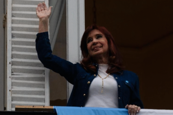 Justiça argentina confisca 20 imóveis da família da ex-presidente Cristina Kirchner