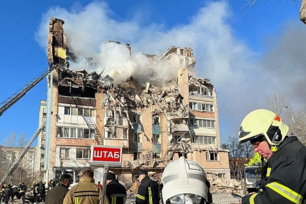 Ataque russo na cidade ucraniana, em Ternopil, deixa 26 mortos e destruição em prédios residenciais