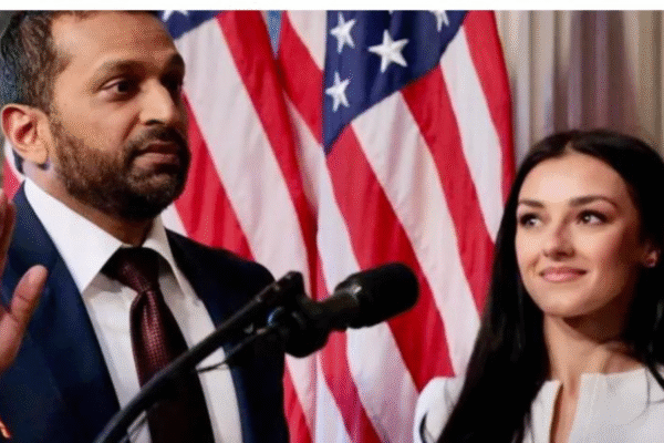 Diretor do FBI usa equipes para proteger namorada e é alvo de críticas