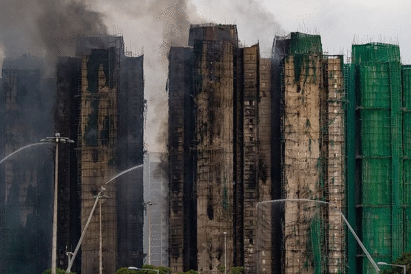 Tragédia em Hong Kong: aumenta o número de mortos no incêndio nos arranha-céus, 44 e centenas desaparecidos