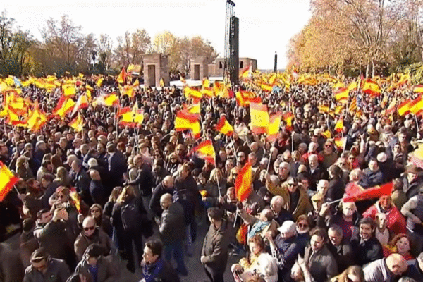 Manifestação em Madrid exige eleições antecipadas após escândalo de corrupção