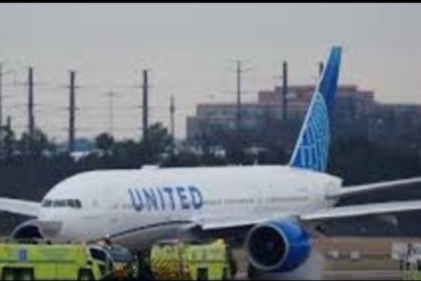 Falha no motor de Boeing obriga voo da United Airlines a retornar com segurança ao aeroporto de Dulles