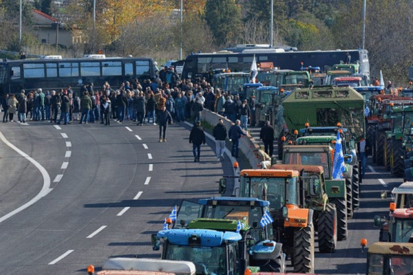Agricultores gregos bloqueiam rodovia em protesto contra fraude em subsídios
