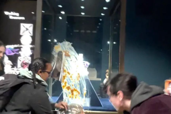 Protesto radical: ativistas arremessam sobremesa nas joias da Coroa em Londres