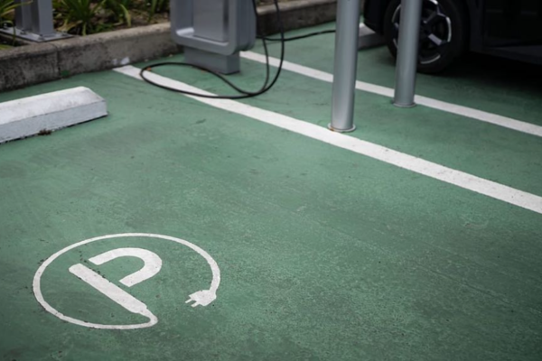 Empresas da UE sob pressão: carros elétricos obrigatórios nas frotas a partir de 2030