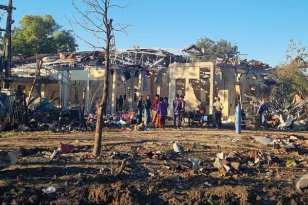 Bombardeio em hospital de Myanmar: Junta acusa rebeldes de usar instalações civis