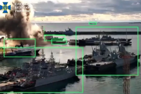 Ucrânia paralisa submarino russo com drones subaquáticos em ataque inédito